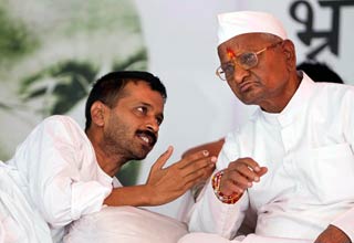 अनशन के दौरान बात करते अन्‍ना हजारे और अरविंद केजरीवाल