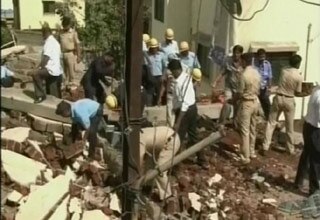 राहत व बचाव कार्य में जुटे लोग