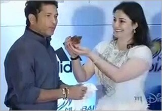 सचिन तेंदुलकर केक काटते हुए