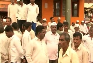 कोल्हापुर में शहीद पुंडलिक के घर के बाहर जुटे लोग