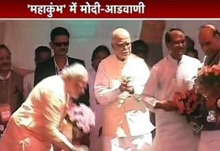 मोदी ने फिर पैर छूकर लिया आशीर्वाद