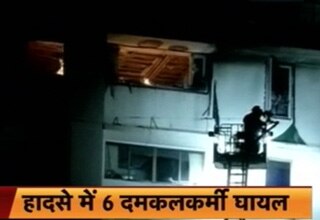 आग बुझाता दमकलकर्मी