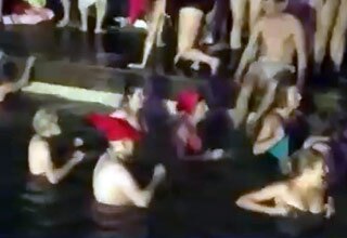 ठंडे पानी में डुबकी लगाते लोग