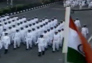 मरीन ड्राईव पर परेड करते जवान