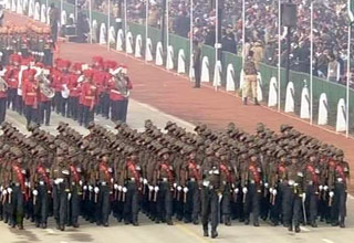 राजपथ पर परेड करते जवान