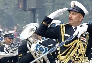 सलामी देता जवान