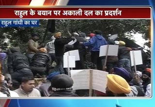 प्रदर्शन करते अकाली दल के लोग