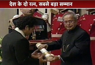 सचिन को सम्‍मानित करते राष्‍ट्रपति