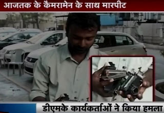 टूटे हुए कैमरे के साथ कैमरामैन