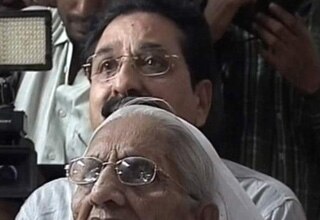 नरेंद्र मोदी की मां और भाई