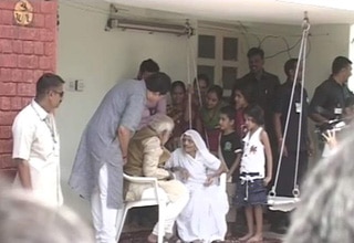 मां के साथ नरेंद्र मोदी