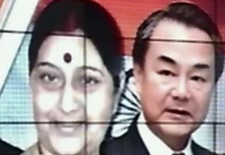 चीन के विदेशमंत्री वांग यी और भारत की विदेशमंत्री सुषमा स्वराज