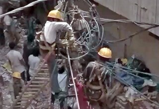 इंद्रलोक इलाके में गिरी इमारत