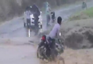 तेज बहाव में बहा बाइक सवार