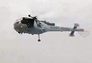 बचाव अभियान में लगे कोस्ट गार्डका हेलीकॉप्टर