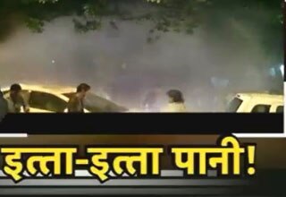 सड़क पर सज गया वाटर पार्क