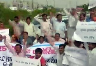 टोल टैक्स के खिलाफ प्रदर्शन