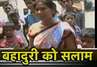 लुटेरे को महिला ने दबोंचा