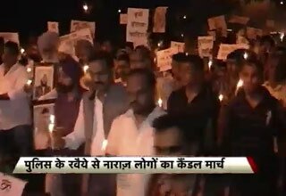 तीन दोस्तों की मौत की गुत्थी ना सुलझाने पर लोगों ने किया कैंडल मार्च