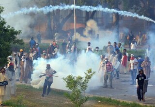 पाकिस्तान सचिवालय के बाहर हंगामा