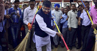 केंद्रीय कानून मंत्री रविशंकर प्रसाद ने लगाई झाड़ू