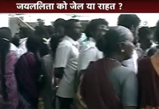 जयललिता के घर के बाहर जुटा कार्यकर्ताओं का हुजूम