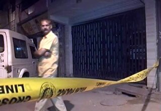 घटनास्थल का जायजा लेती पुलिस