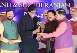 यश चोपड़ा मैमोरियल अवॉर्ड लेते अमिताभ