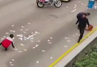 हांगकांग की सड़क पर नोटों की बारिश