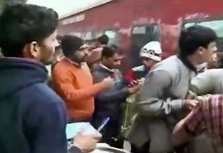 कानपुर सेंट्रल पर पटना राजधानी के पैसेंजर्स का हंगामा