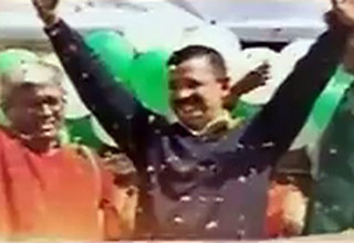 AAP की ऐतिहासिक जीत के बाद देखिए जश्न की 50 तस्वीरें