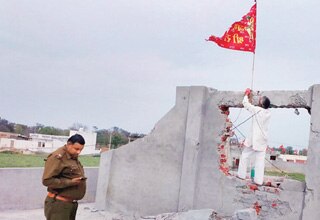 निर्माणाधीन चर्च में तोड़फोड़