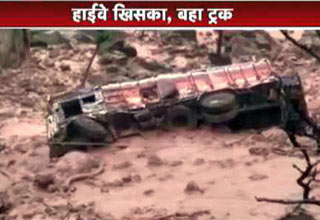 जमीन खिसकने से जम्मू-श्रीनगर हाईवे पर लंबा जाम