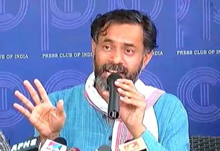 अलग दल बनाकर सरकार चाहते थे केजरीवाल: योगेंद्र