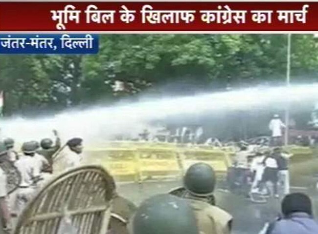 कांग्रेस कार्यकर्ताओं पर पुलिस की कार्रवाई