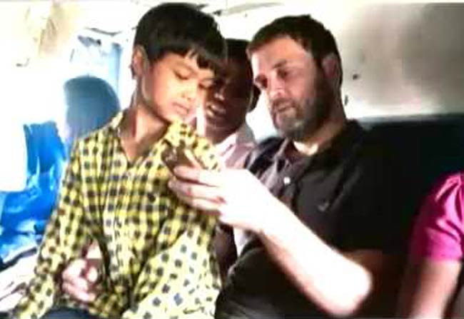 किसानों के बीच पहुंचे राहुल गांधी