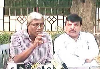 केजरीवाल की गलती यह कि वह पेड़ पर नहीं चढ़े: आशुतोष