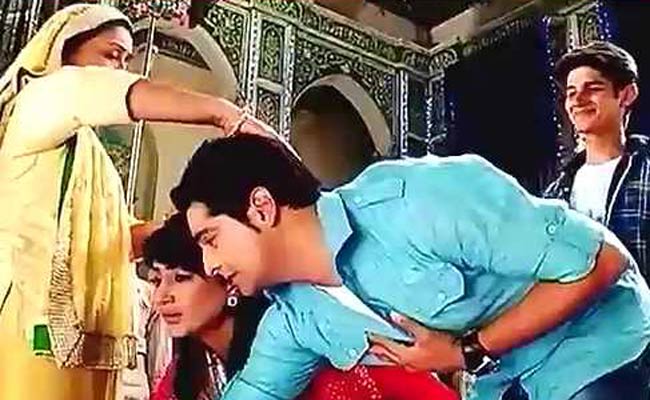 10 साल बाद जब अक्षरा ने रखा ससुराल की दहलीज पर कदम