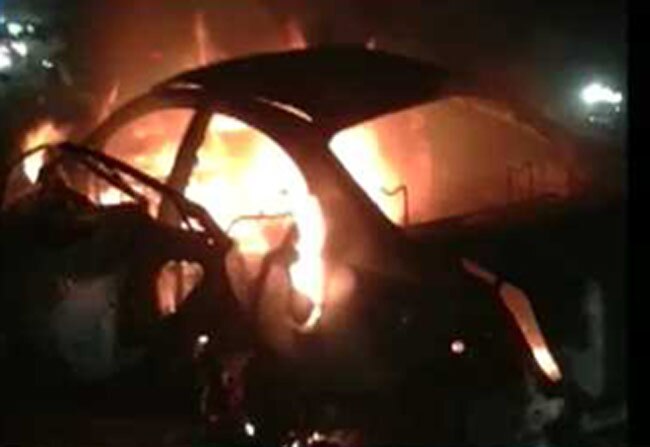 चलती कार में आग लगने से एक युवक की मौत
