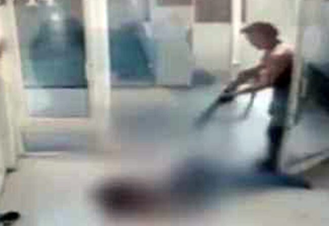 अस्पताल परिसर में एक युवक को गोली मारी