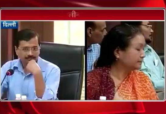 केजरीवाल और शकुंतला गैमलीन एक साथ दिखाई दिए