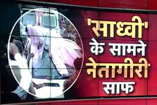 एसपी नेता की गाड़ी तोड़कर लिया बदसलूकी का बदला