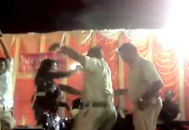 पुलिस कर्मियों ने किया स्टेज पर लड़की के साथ डांस