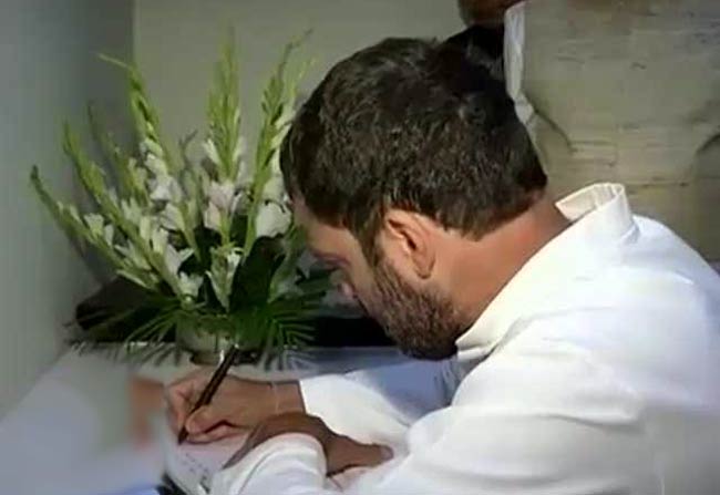 राहुल गांधी ने मोबाइल से देखकर लिखा शोक संदेश