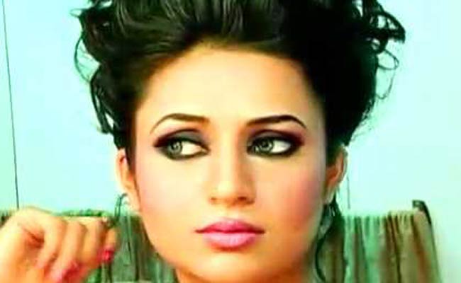 देखिए स्टार परिवार अवॉर्ड के लिए सजी बहुओं की झलक