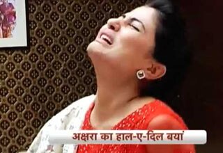 रोती सुबकती अक्षरा है अब आर या पार मूड में