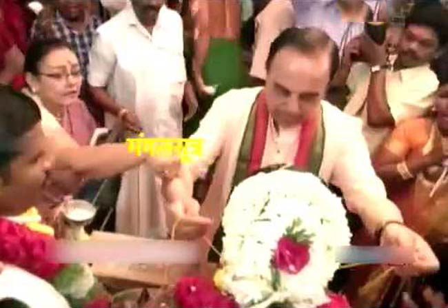 जब मंगलसूत्र पहनाते-पहनाते रह गए स्वामी