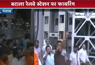 रेलवे स्टेशन पर खुलेआम फायरिंग, देखती रही पुलिस