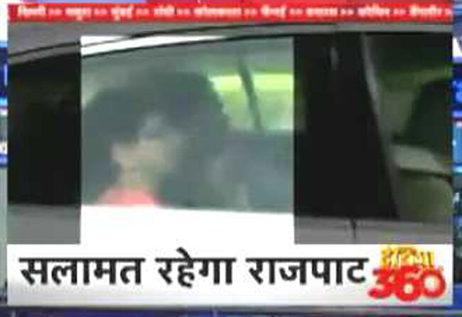 कांग्रेस ने कहा है कि पीएम को राज धर्म निभाना चाहिए, न कि राजे धर्म.