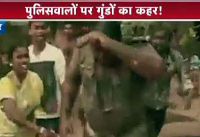 लेडी डॉन के गुंडो ने की पुलिस की पिटाई